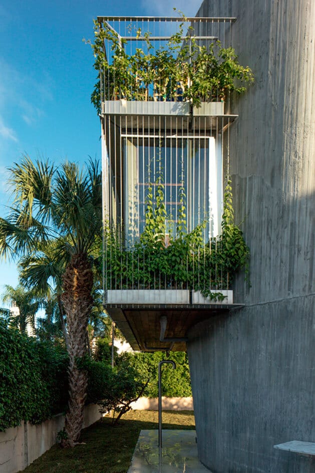 A Bungalow House from the 1930s Replaced by a Three-Story Concrete House (5)