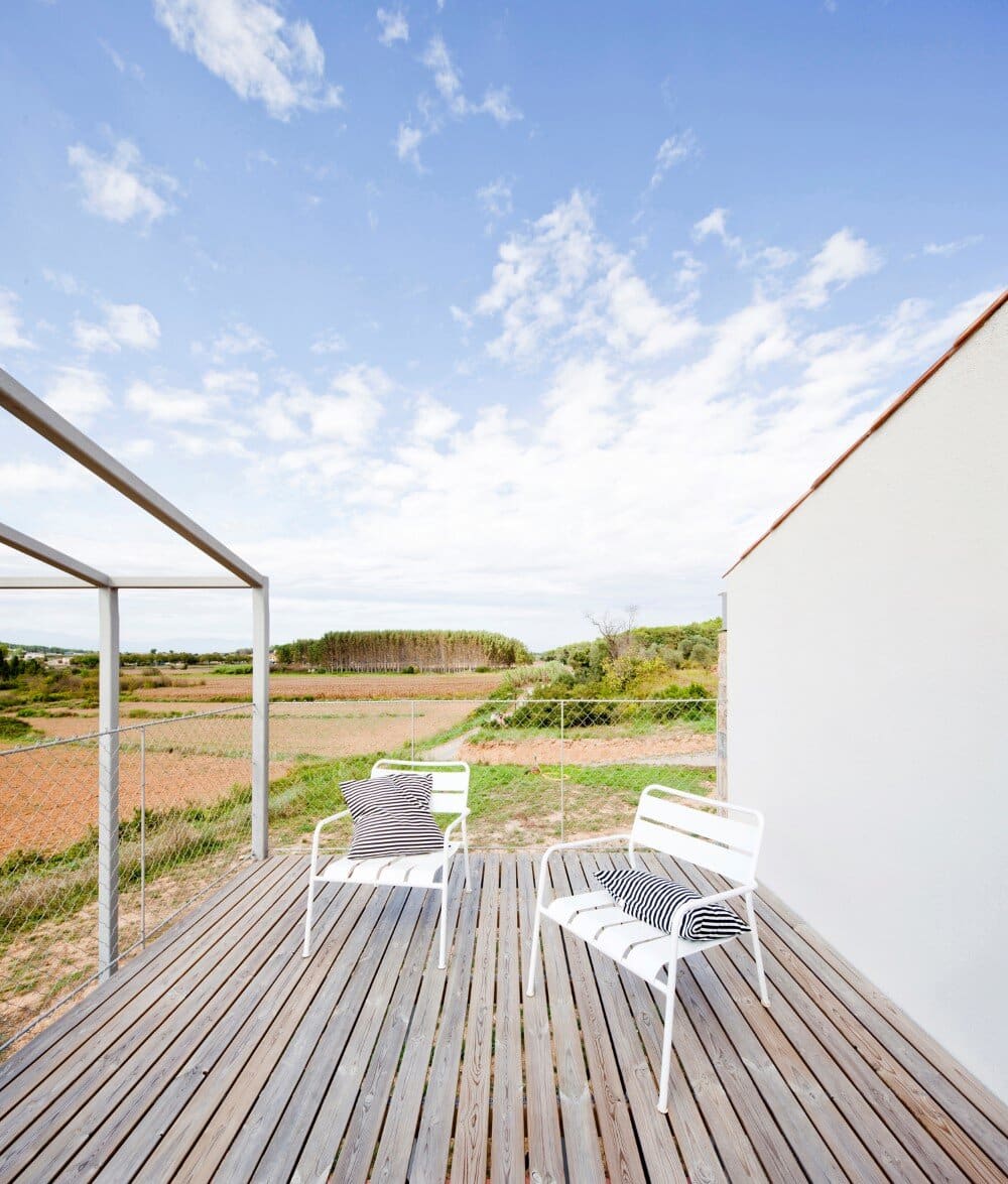 MMMMMS House Provides a Straight Relationship with the Surrounding Landscape (15)