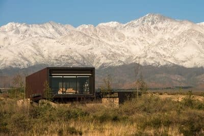 Evans House Integrated into the Argentine Vineyards Landscape