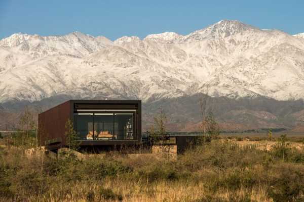 Evans House Integrated into the Argentine Vineyards Landscape