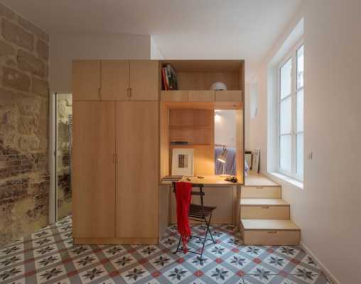 One-Room Flat in a Mid-Seventeenth Century Mansion Townhouse