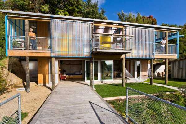 Dogbox is a House on a Steep Whanganui Hillside / New Zealand