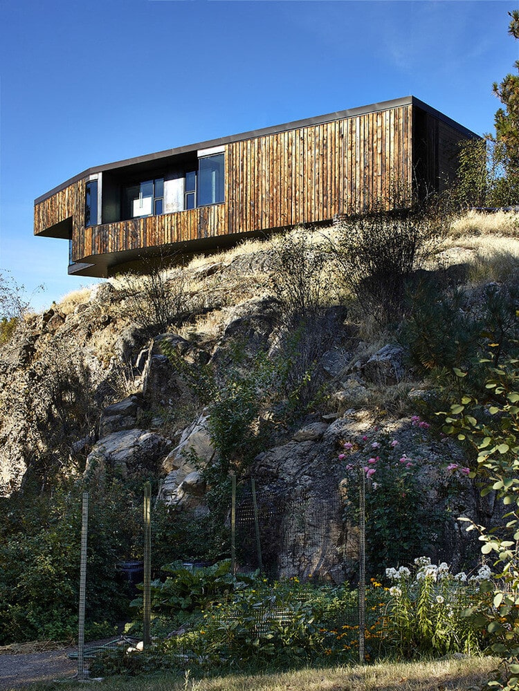 Friesen Wong House - Composition of Burned Fir Planks, Raw Concrete Blocks and Steel Sheets (2)