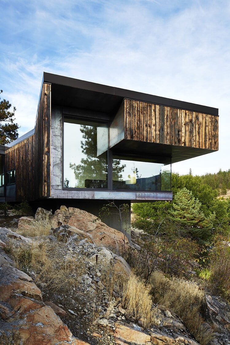 Friesen Wong House - Composition of Burned Fir Planks, Raw Concrete Blocks and Steel Sheets (4)