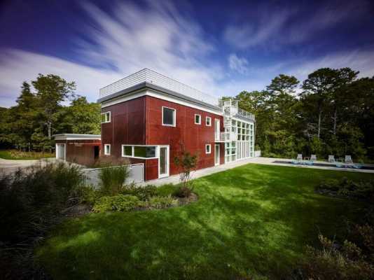 This Sagaponac House Features a Grand Living Space