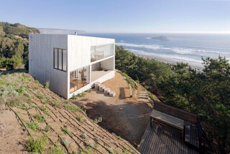 D House - Two Storey House Situated at the Top of a Cliff (1)