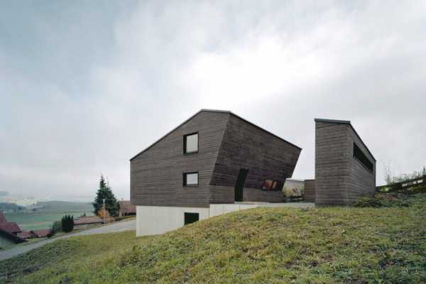 Haus P – Deep Black Holiday House for a Family of Eight