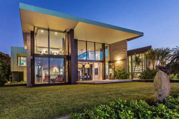 Spectacular Clifftop House in Auckland by Xsite Architects