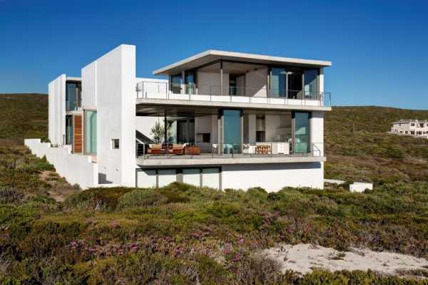 The Pearl Bay House is Modern, Minimal and Maximises the Sensational Ocean Views