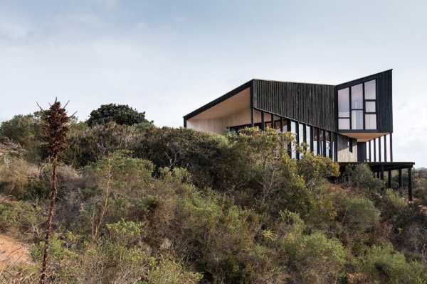 Wooden Beach House Integrated in a Spectacular Coastal Landscape