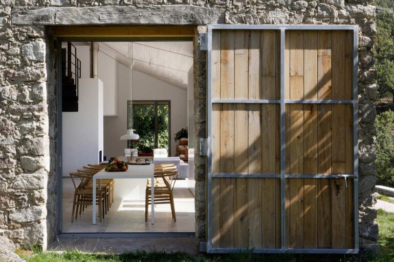 Abandoned Stable Converted into a Family Home (17)