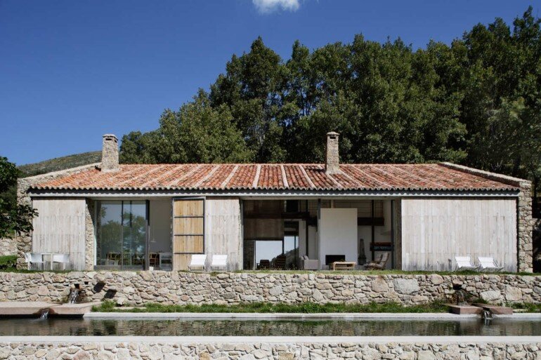 Abandoned Stable Converted into a Family Home (6)