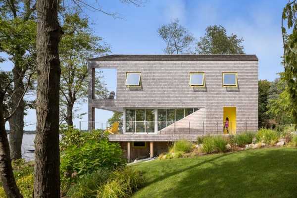 Lakehouse Designed to Maximize Views of the Lake