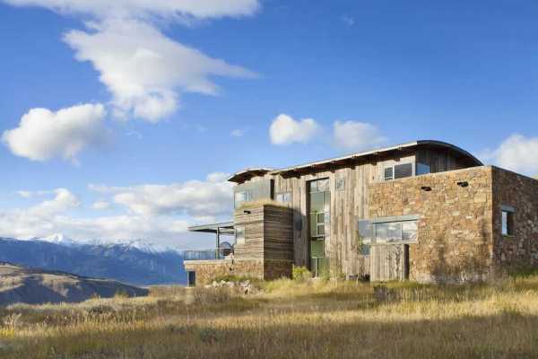 Tech House, A Wyoming Getaway Home for a Family of Five