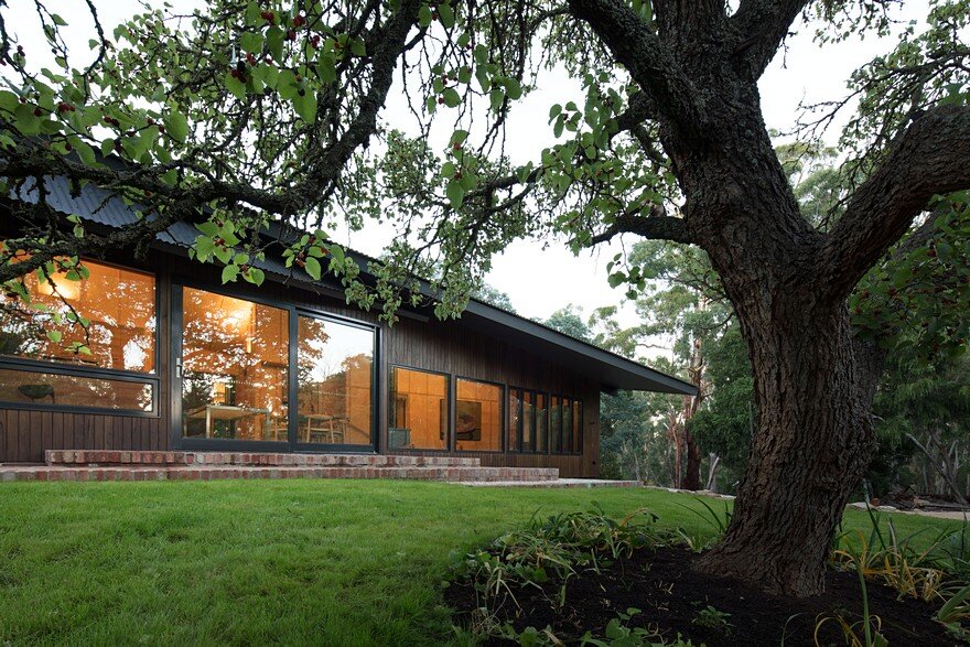 Shadow Cottage Daylesford is a Wood Story in Contrast to a Discrete Industrial Aesthetic 1