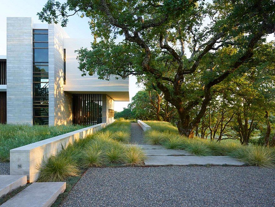 This Vineyard House Provide Casual Indoor-Outdoor Living Spaces 2