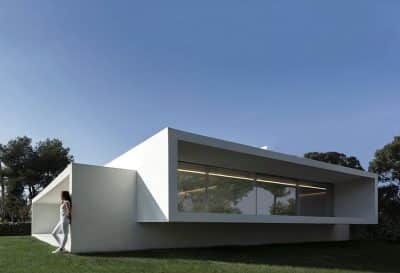 Minimalist Coastal House Inspired by the Old Architecture of Spanish Houses 1