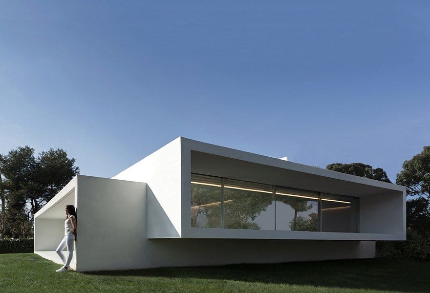 Minimalist Coastal House Inspired by the Old Architecture of Spanish Houses 1