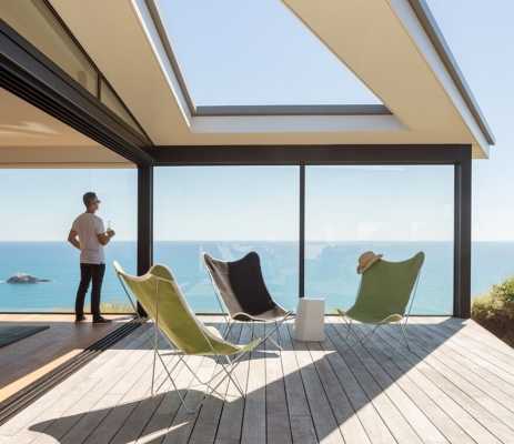 Muriwai Weekend House is Placed at the Edge of a Cliff to Capture the Dramatic Views