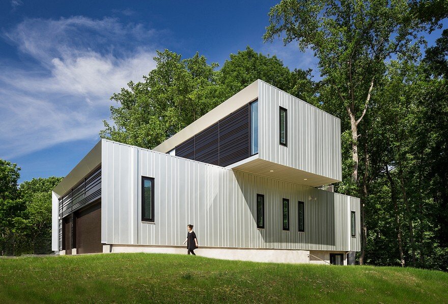 Modern Suburban House Composed of Three Volumetric Elements