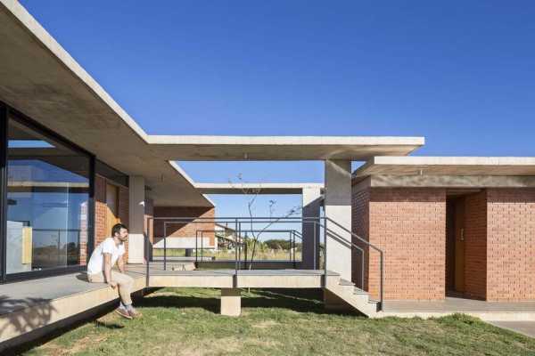 Modern Brazilian Home Embracing Transparency and Open Spaces 4