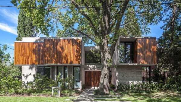 Solid Concrete House Softened by the Wooden Notes in Buenos Aires