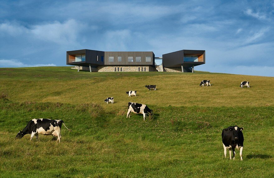 Pavilion-Like House Offers Spectacular Views of New South Wales's Werri Beach