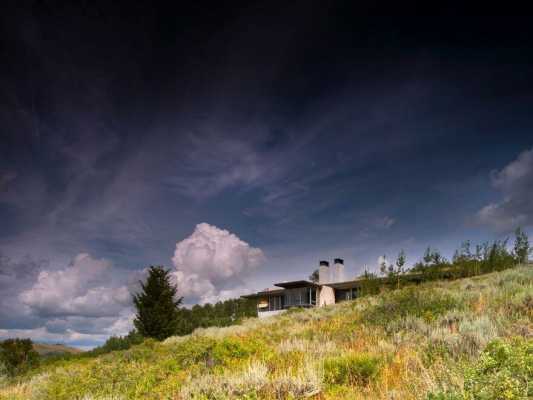 Contemporary Rural Retreat That Offered Both Dramatic and Contemplative Spaces