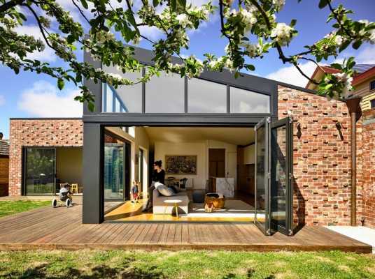 Lake Wendouree House: Art Deco Charm Meets Contemporary Ambience