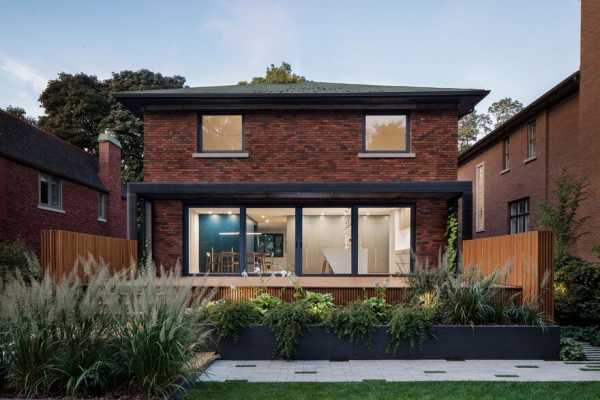 Minimalist Mid-Century House With Plant-Covered Wall