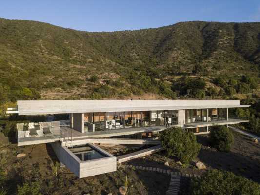 Reinforced Concrete House by Felipe Assadi Arquitectos