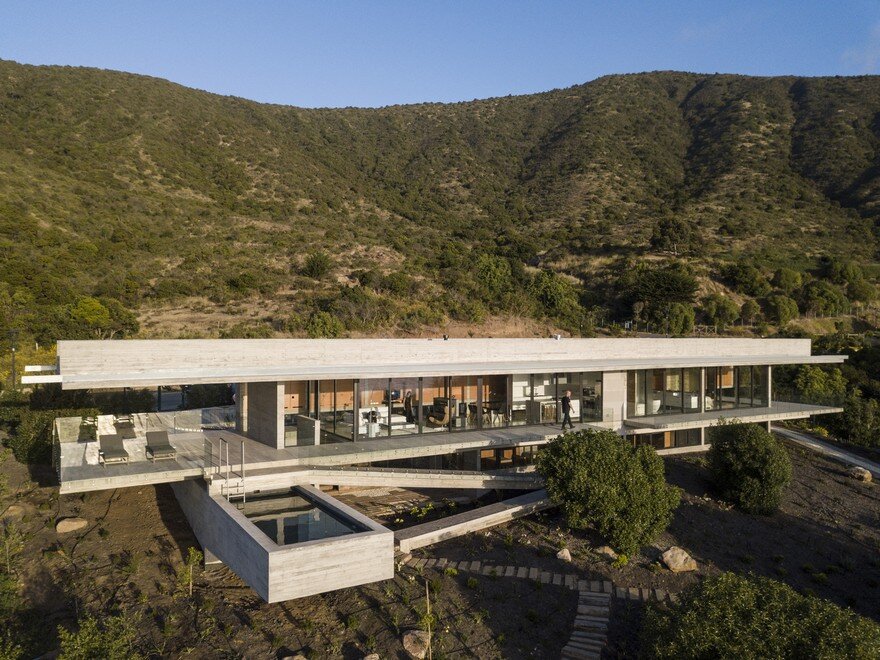 Reinforced Concrete House by Felipe Assadi Arquitectos