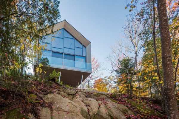 A Contemporary Garage that Turns Into a Suspended Artist Workshop