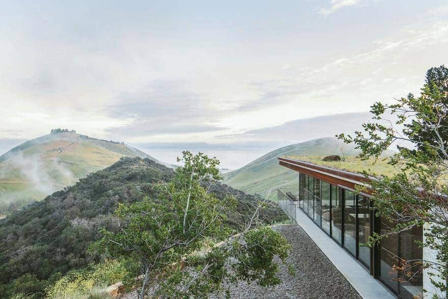 Off-Grid Guest House in California with Sliding Glass Facade and Green Roof 1