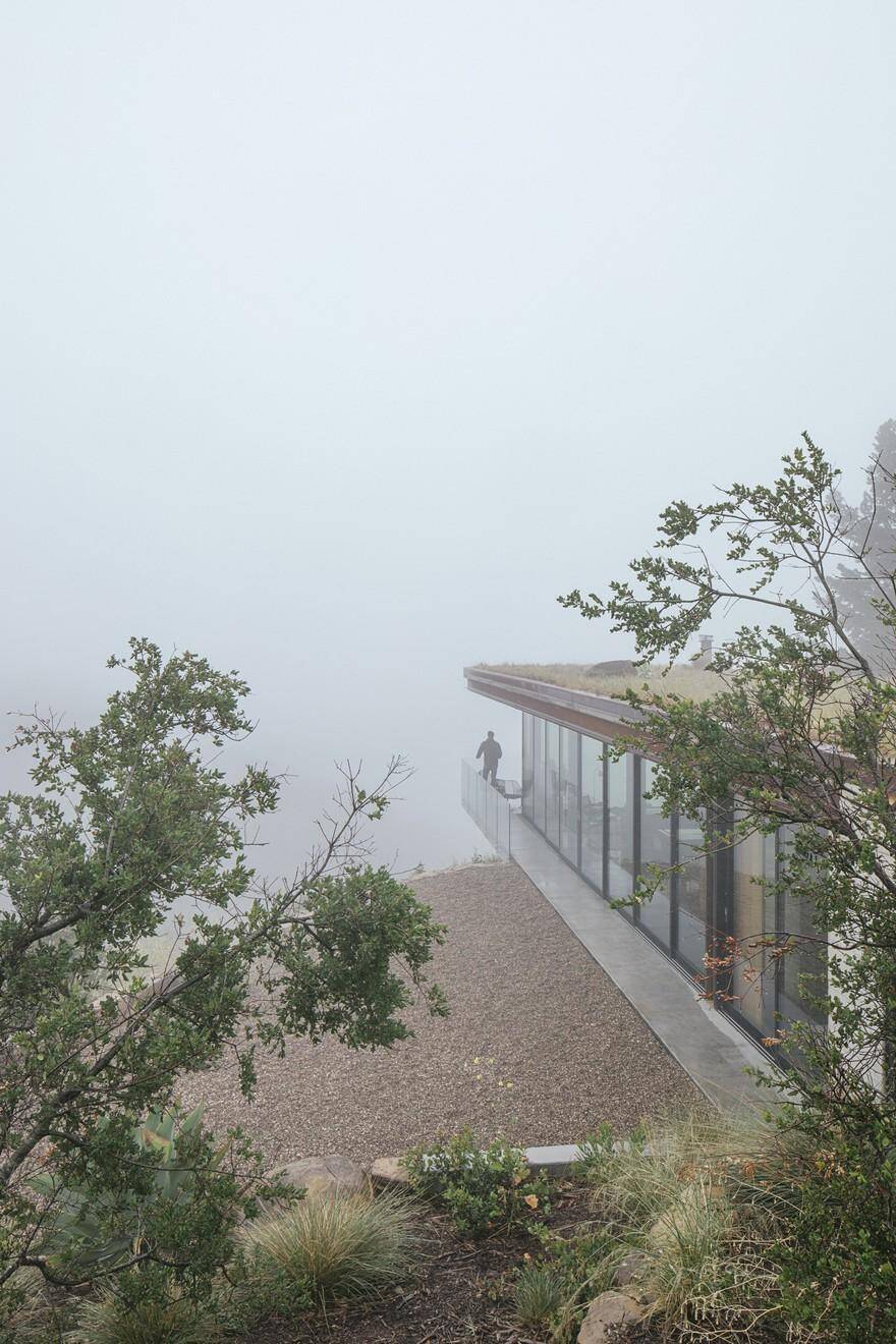 Off-Grid Guest House in California with Sliding Glass Facade and Green Roof 11