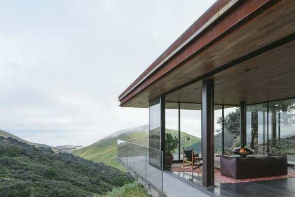 Off-Grid Guest House in California with Sliding Glass Facade and Green Roof 2