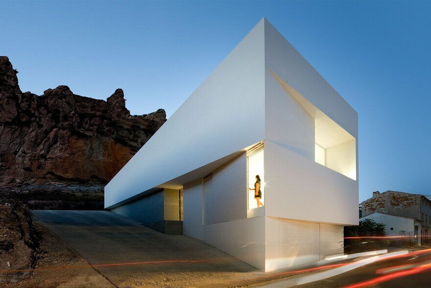 House on Mountainside Overlooked by Castle / Fran Silvestre Arquitectos