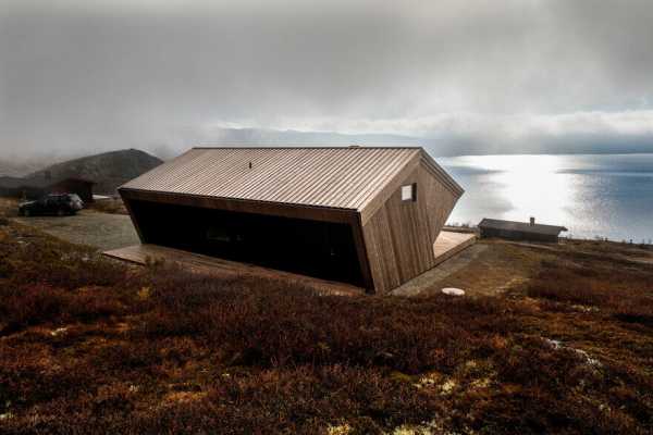 Norwegian Mountain Cabin with a Distinctive, Hood-Like Roof