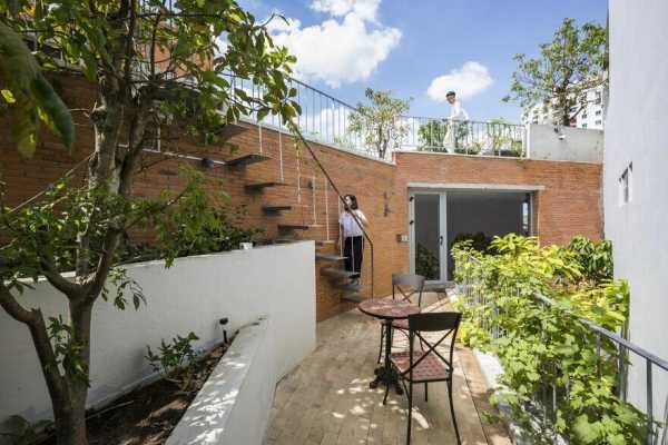 VTN Architects' New Family House Featuring Large Green Gardens