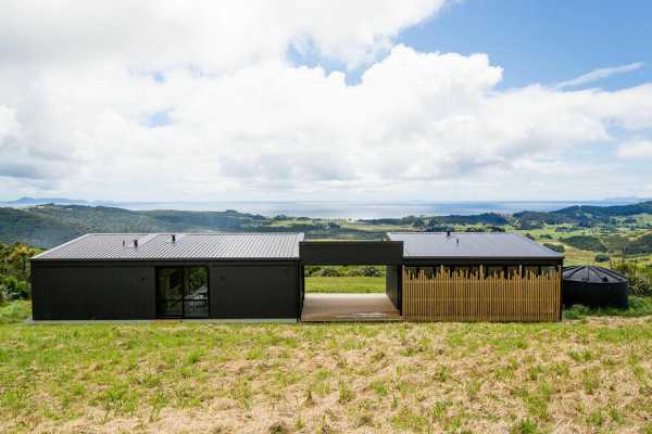 A Simple Structure in a Dominant Landscape: Paki Holiday House