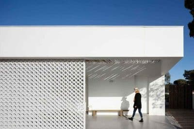 This Suburban Family House Mixes Concepts of Beach, Condominium and Nature