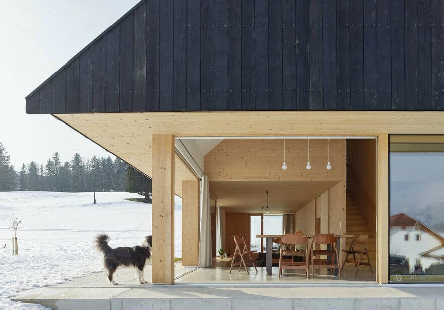 Timber House with Gable / mia2/Architektur