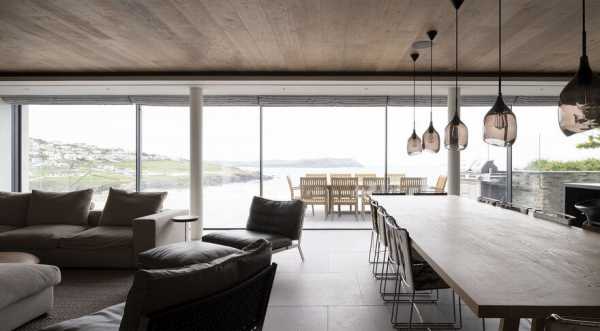 Polzeath Beach House on the North Cornish Coast / McLean Quinlan