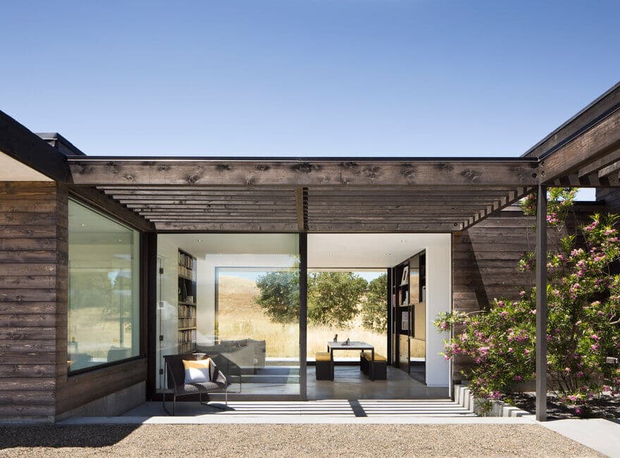 The Meadow Home: Cedar-Clad Residence on a Hilly California Meadow