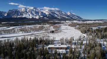 Riverbend House: A Modern Art Piece on the Banks of the Snake River