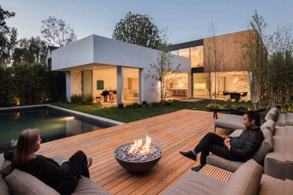 Santa Monica Family Home Connected to Gardens and Areas for Contemplation