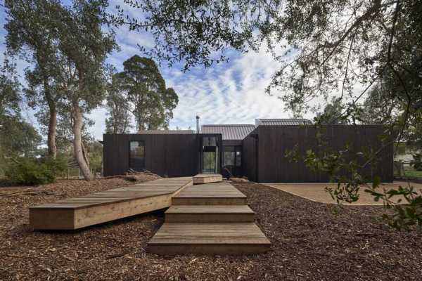 Casa X by Branch Studio Architects is Configured in Three Interconnected Pavilions