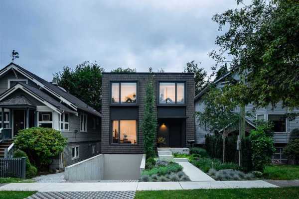 House With Two Bay Windows / D'Arcy Jones Architecture