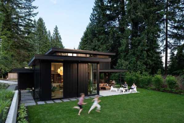 Edgemont Family Home Completely Clad in Black Metal