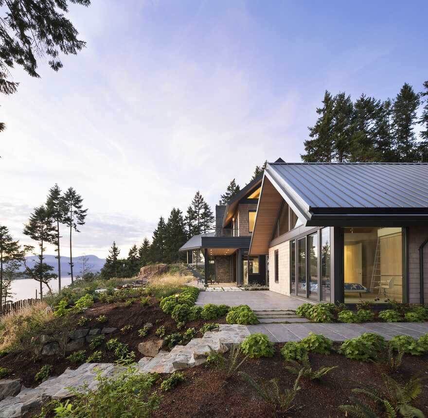 Collingwood Residence on Bowen Island’s West Coast / Frits de Vries Architects